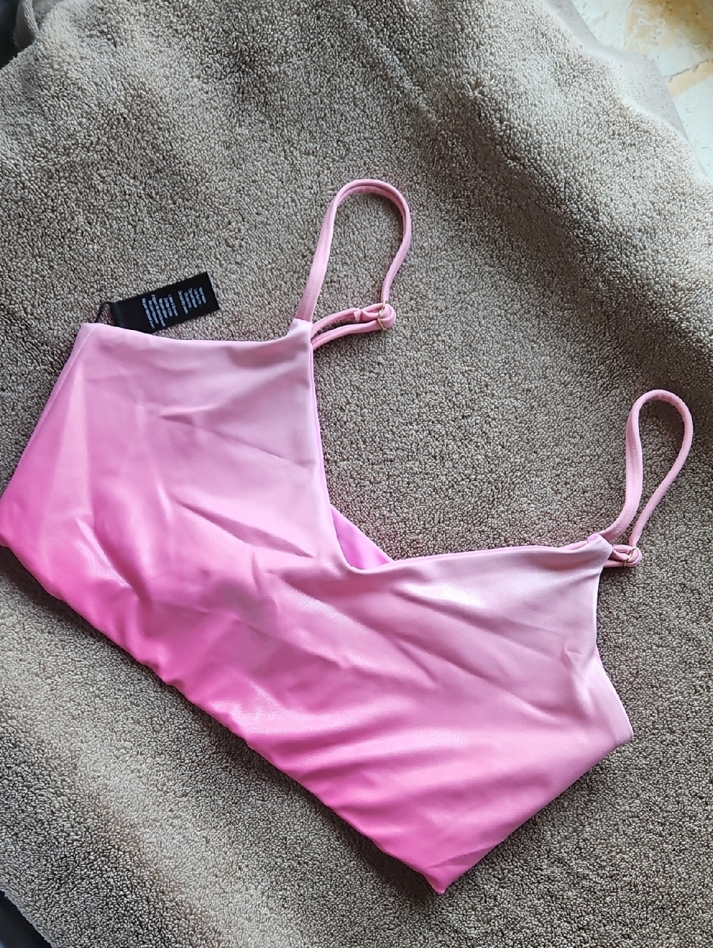 BEACH RIOT Sports Bra V Neck Crop Top Hi-shine Pink Ombré Adjustable Straps Med
